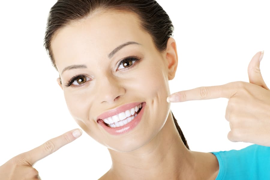 Жена, която показва перфектните си зъби