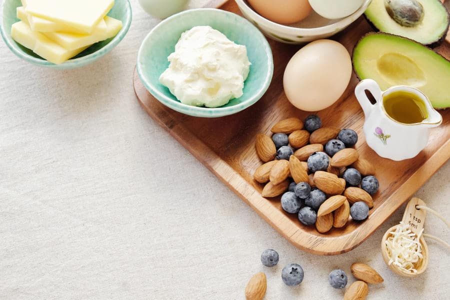 keto-produkti (1) Хранителни продукти, разпилвни на маса - подходящи за кето режим на хранене.