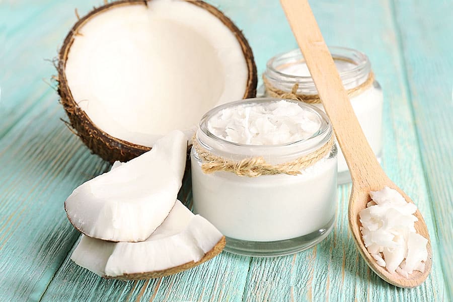 Кокосов орех и бурканче с органично пресовано кокосово масло - здравословна кето храна. Кето храни за бърз метаболизъм.