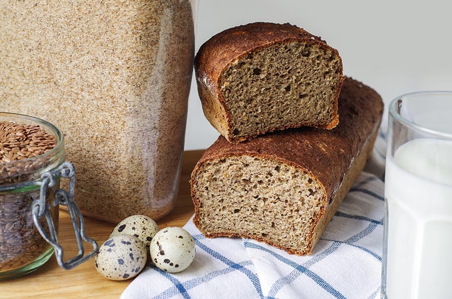 Здравословен хляб, направен от хуск, вместо брашно.
