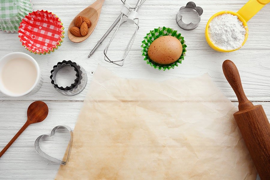 маса подредена с бадемово брашно, яйца и други продукти за приготвяне на здравословен сладкиш.
