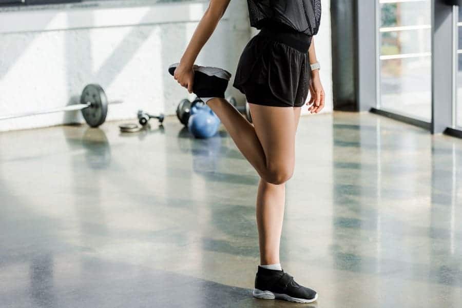 Следродилна гимнастика. Колаген за здрави стави - ползи. Тренировка, млада дама, която се разтяга преди тренировка.