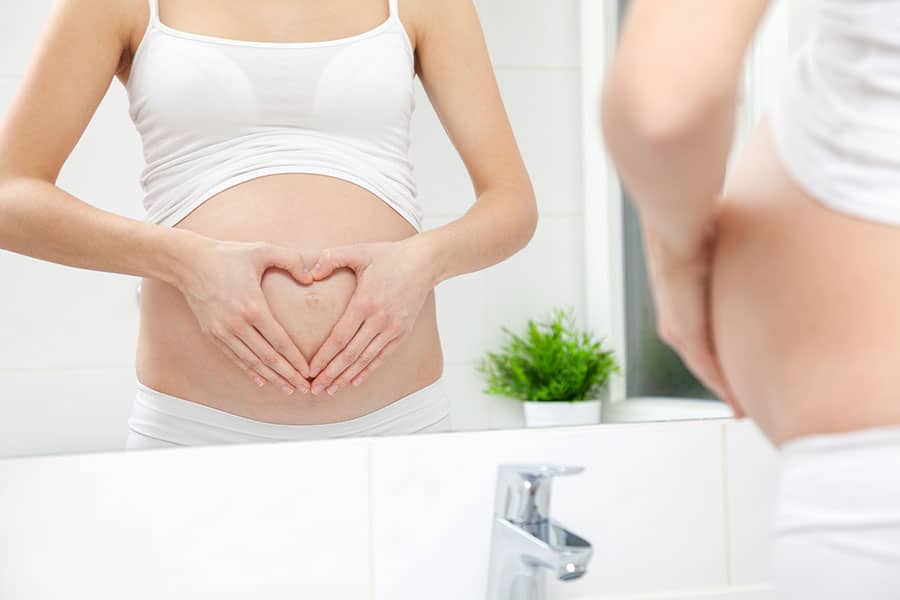 Повръщане при бременност. Жена в период на бременност и мерки срещу коронавирус.