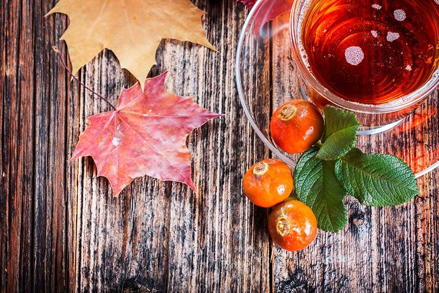 Чай от шипки с декорация от есенни листа. Подходящ за есента.
