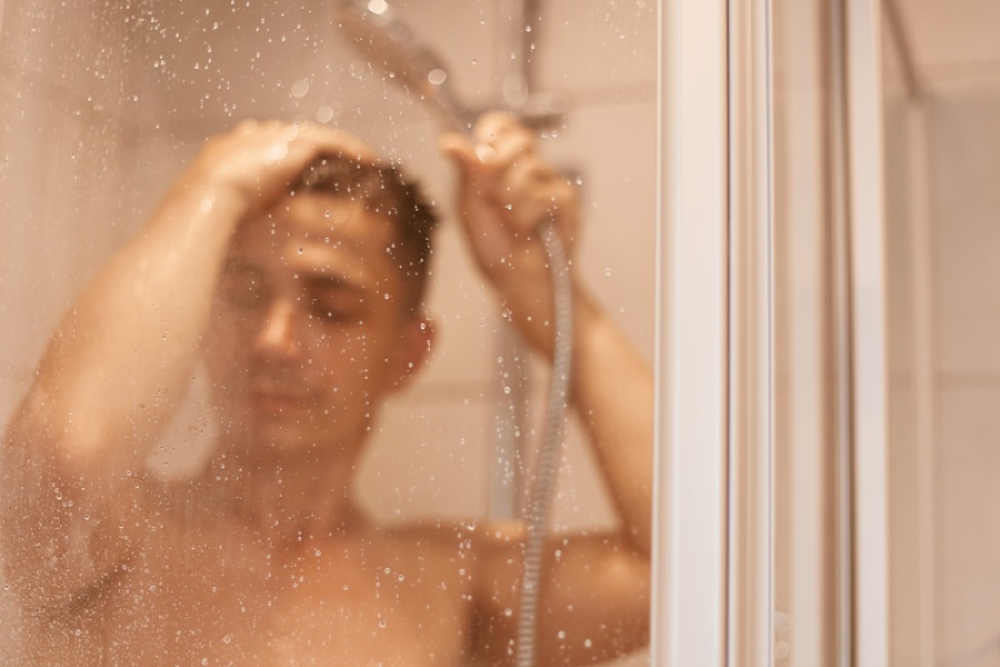 Мъж си взима топъл душ.