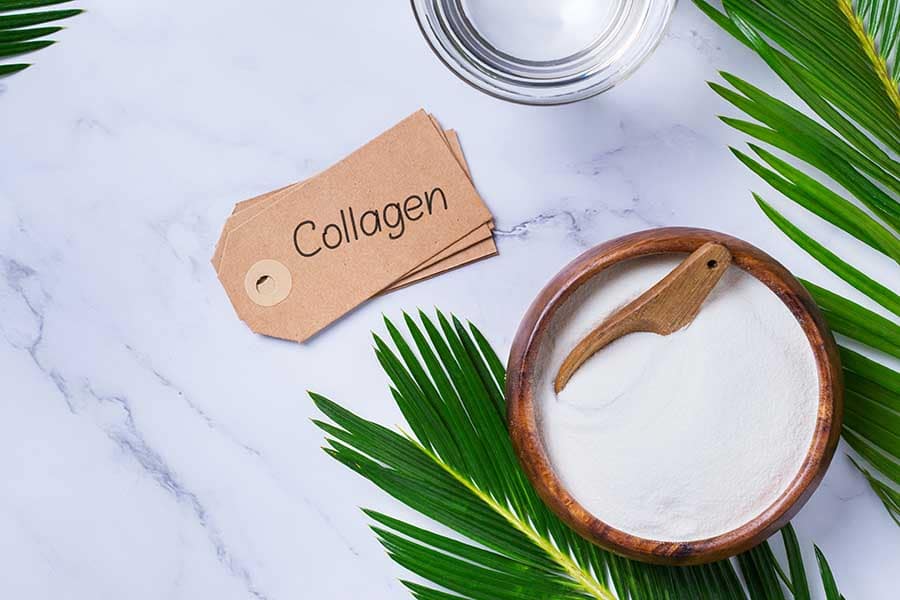 Хидролизиран колаген. 8 от най-добрите добавки за кето диета. Видове колаген. Какво е колагенът. Колаген за здрави стави. Какъв колаген да пия.Колаген - ползи за чревното здраве. Колаген на прах, в купичка, с мерителна лъжичка.