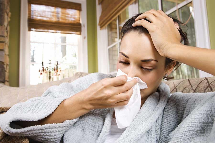 Кашлицата. Болна жена, която има симптоми на грип. Тук е важна ролята на пробиотика.
