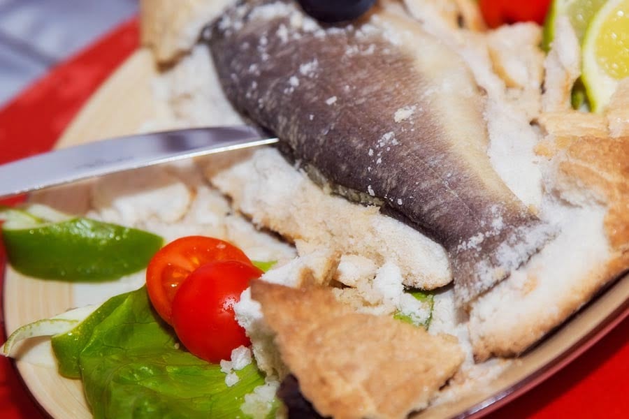 Лаврак с различни гарнитури.