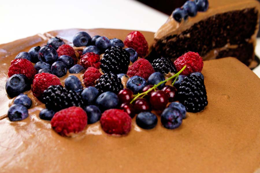 Кето шоколадова торта с маскарпоне и горски плодове.