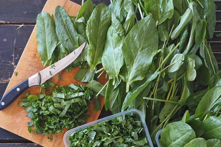 Нарязани листа киселец.