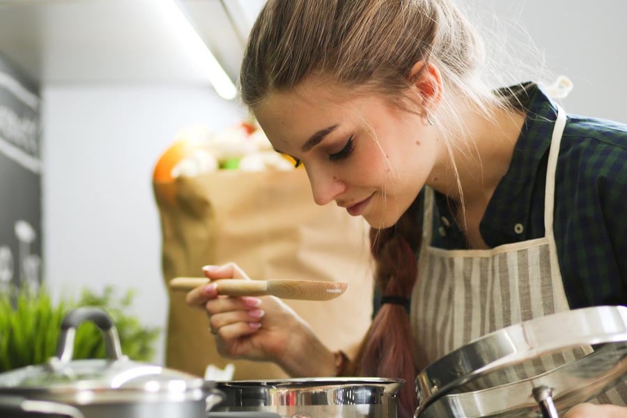 жена готви със самардала