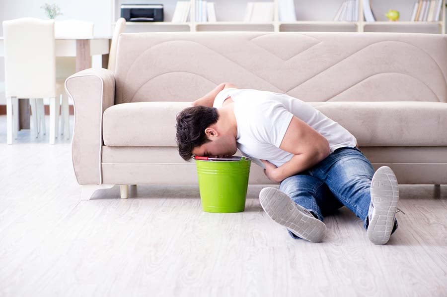 Махмурлук, гадене, повръщане.