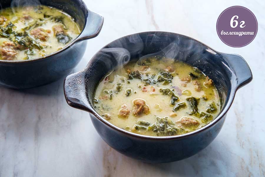 Пикантна кето супа от свинско с къдраво зеле, пилешки бульон.