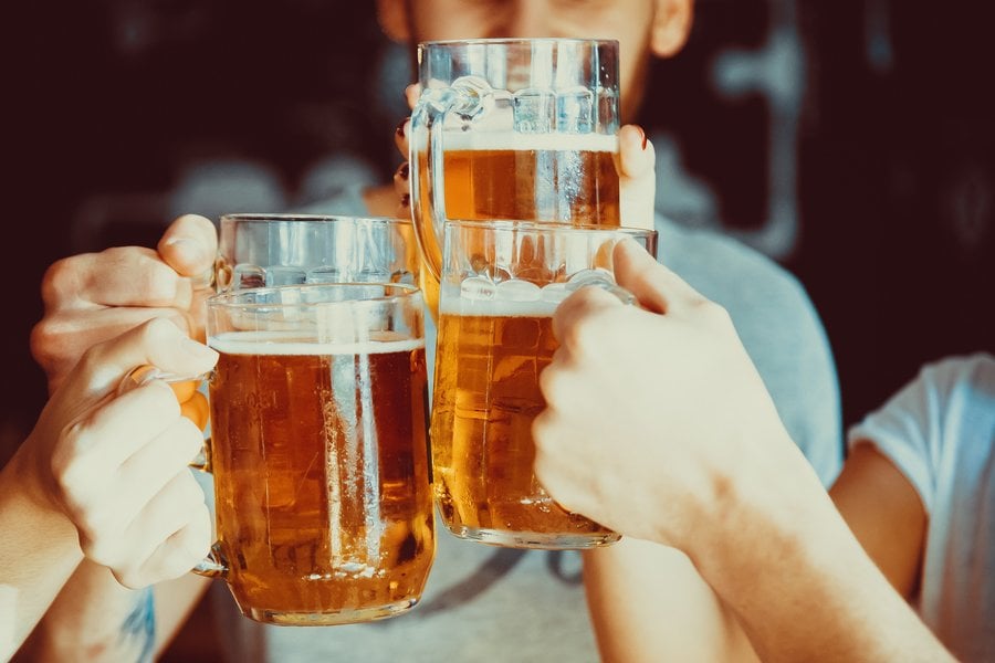 Хора си дават наздраве с бира