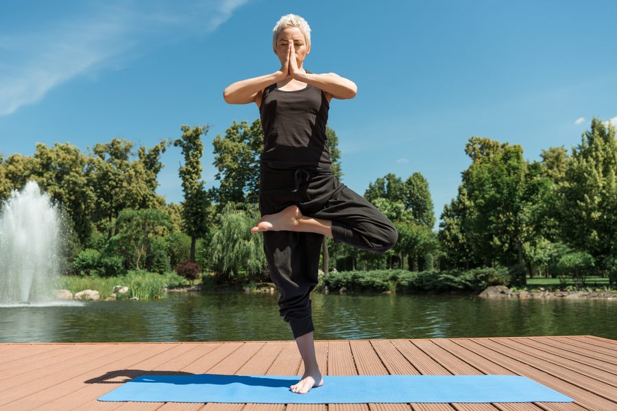 Жена прави упражнения за крака за баланс