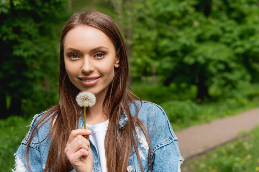 Глухарче - ползи и приложение на цвета, листата и корена 10 Жена държи глухарче