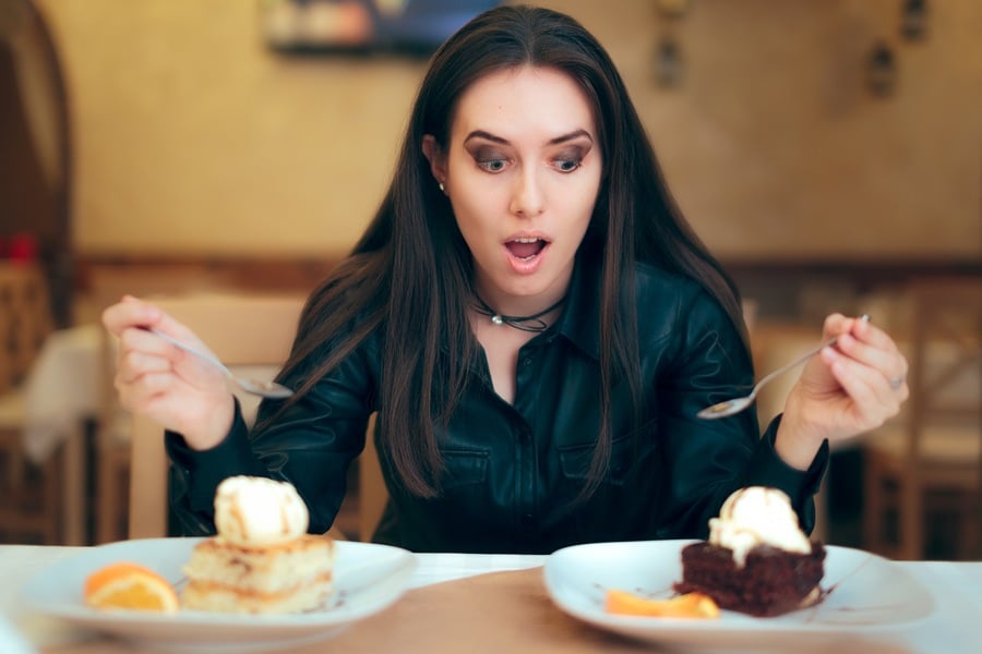 Емоционално хранене - жена се чуди.