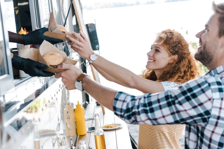 Емоционално хранене поради околната среда.