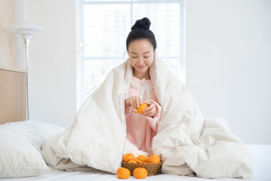 Мандарини – ползи от консумацията им 11 Мандарини - жена ги бели.