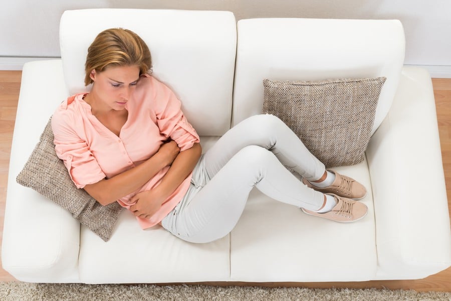 Жена изпитва стомашен дискомфорт.