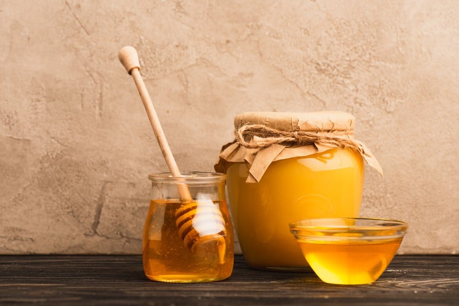 Мед и канела.