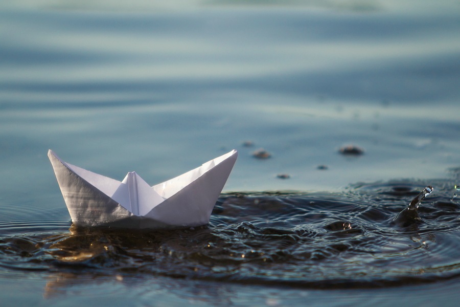 Оригами - корабче във вода.