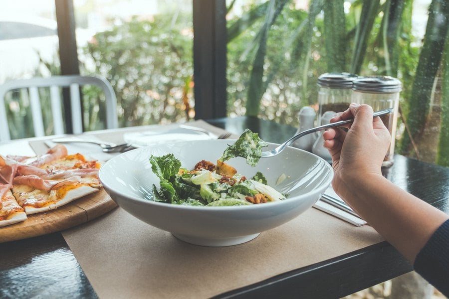 Популярни храни - салата Цезар.