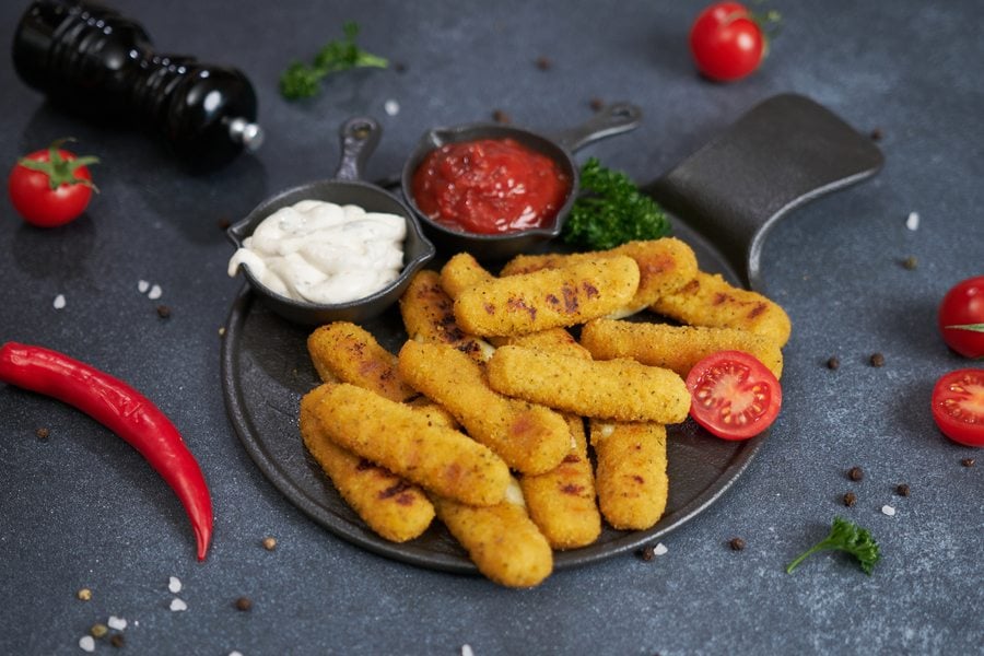 Рибни пръчици със сос.