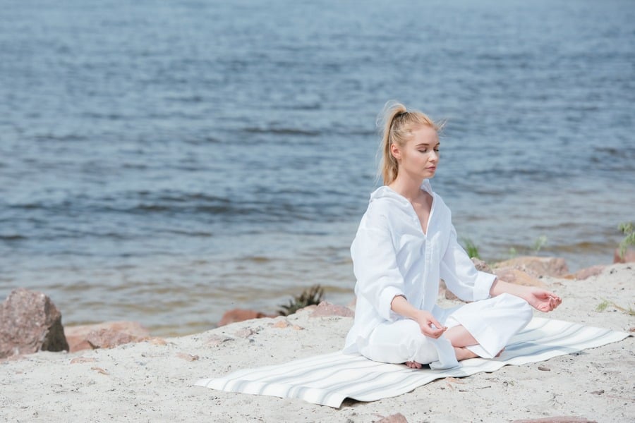 Звукът Ом - медитация на плажа.