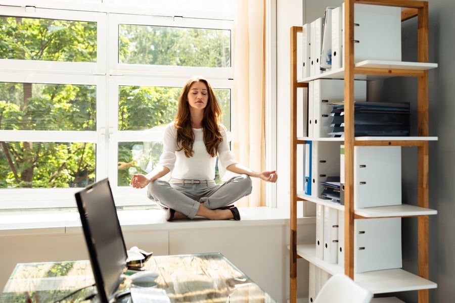 Звукът Ом за релаксация в офиса.