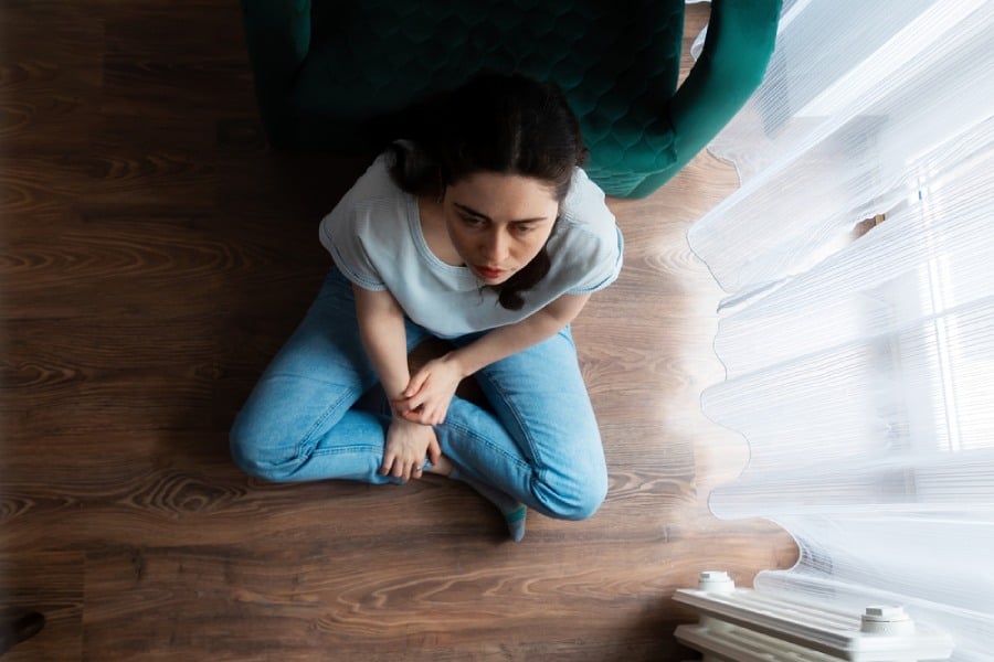 Емоционално хранене - тъжна жена.