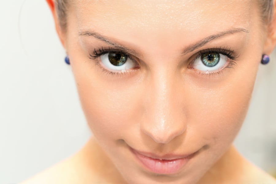 Жена с хетерохромия.