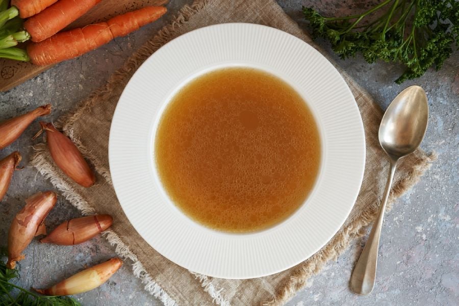 Супа с пушено топено сирене и зеленчуци 6 Супа с пушено топено сирене и зеленчуци - бульон.