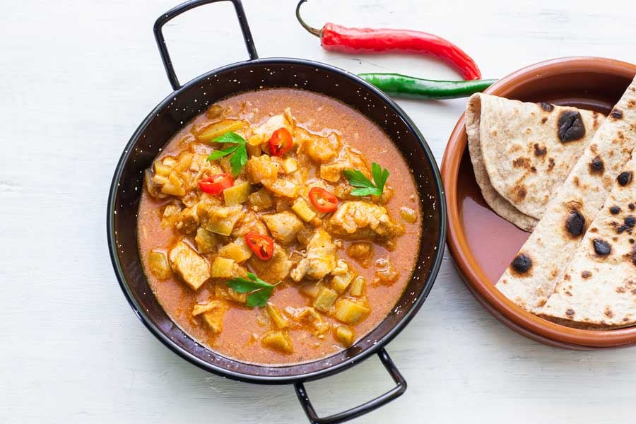 кокосово къри със скариди. пилешко къри и наан