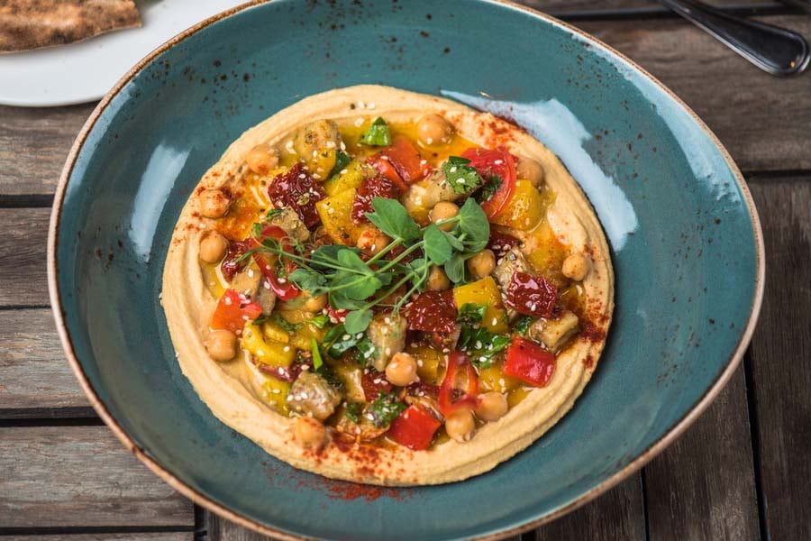 кълнове от люцерна, хумус със зеленчуци