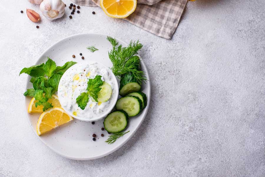 млечна салата с яйца и праз лук