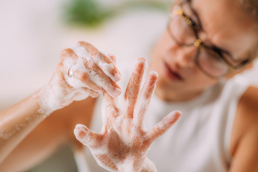 дива ябълка. миене на ръце