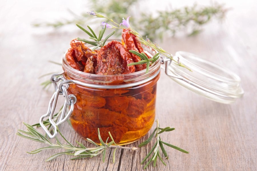 Задушен заек - домати.