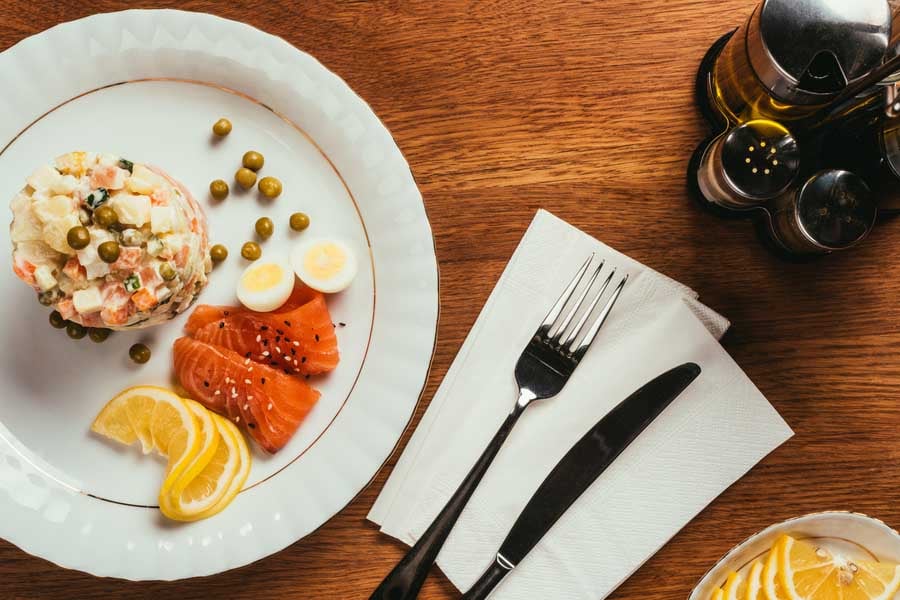 кето руска салата. маса с прибори