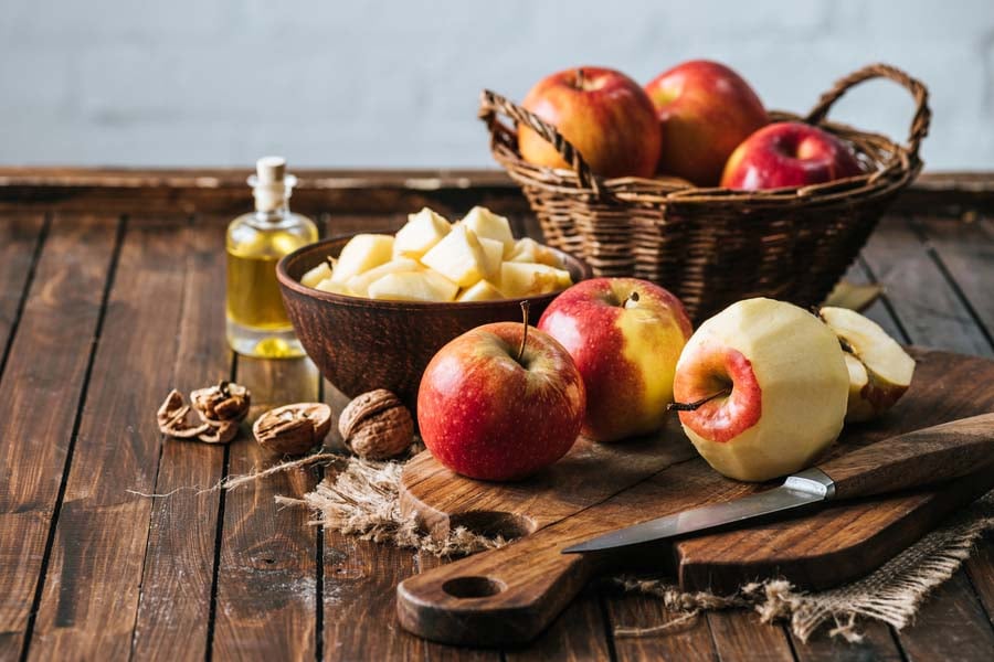 плодове ябълка в кошница