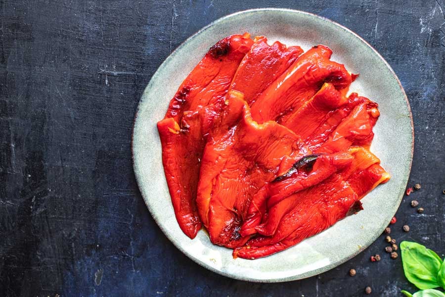 лодки от печени чушки със сирене и маслини