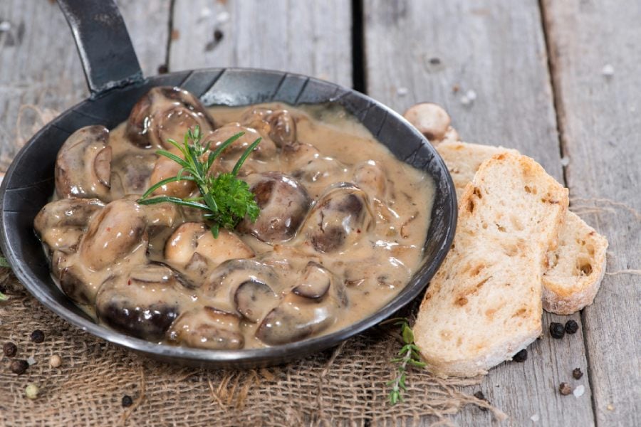 Кайма с гъби и сметана в тиган.