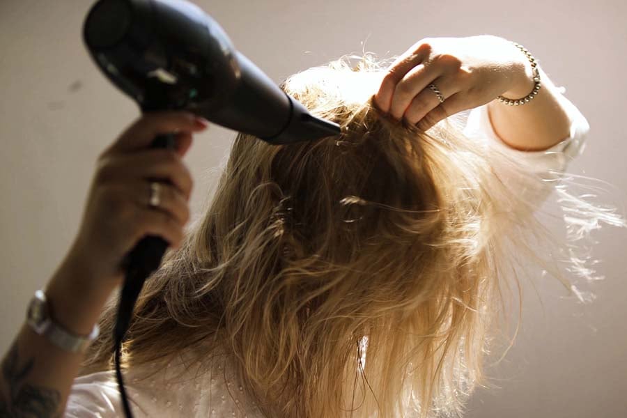 Обезцветяване на коса.