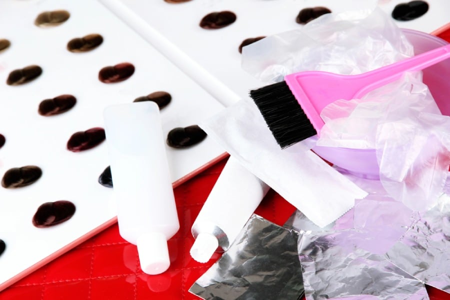 Обезцветяване на коса – сресване на коса. 