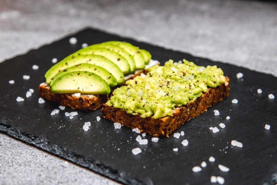 Панирано авокадо и тост.