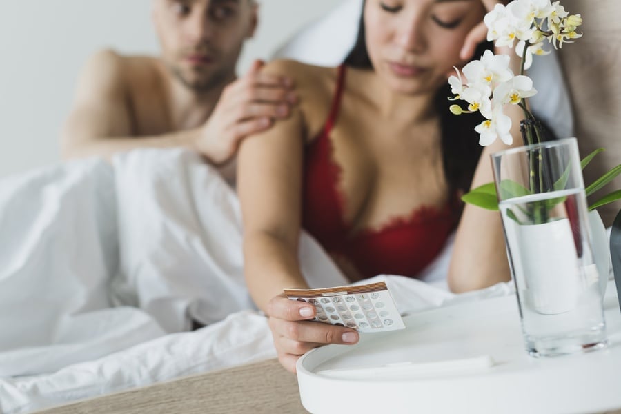 Спиране на противозачатъчни хапчета – жена и мъж в леглото.
