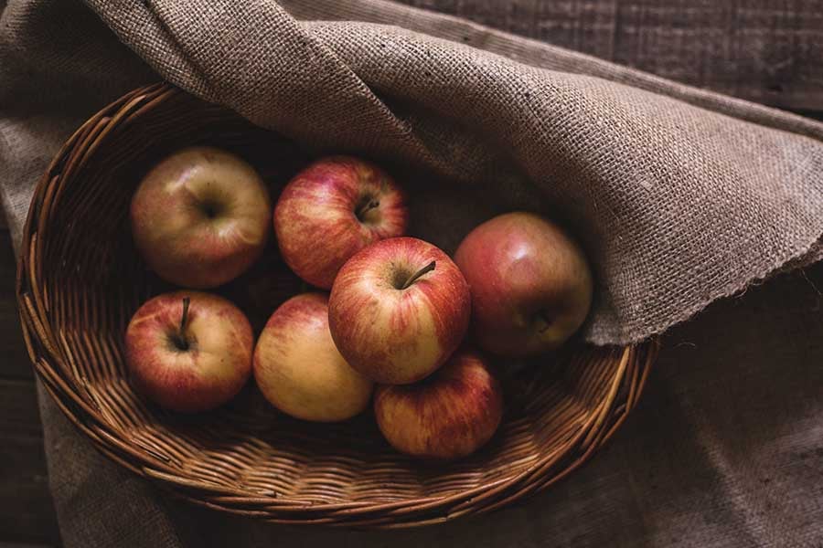 Ябълка, купа с ябълки.