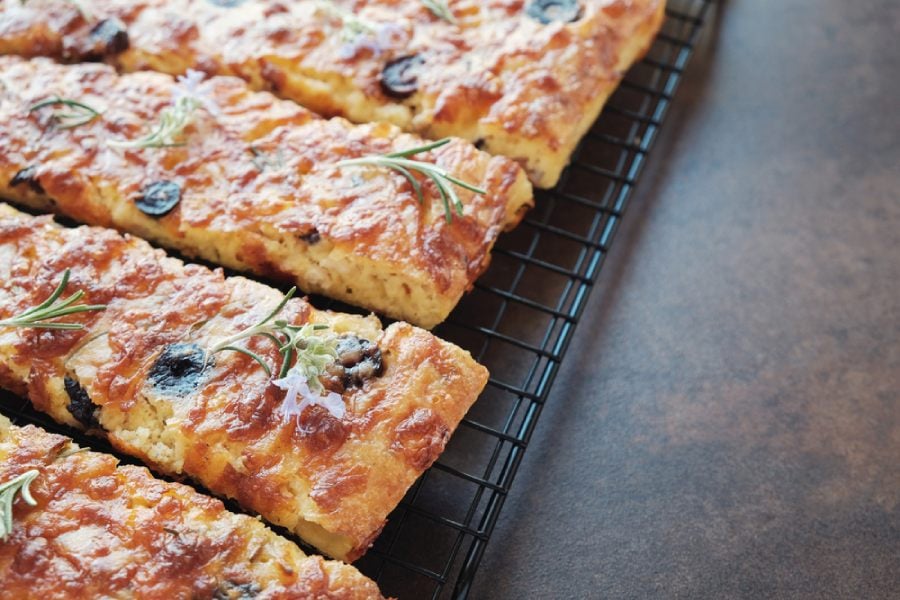 Пица с бадемово брашно на фурна.