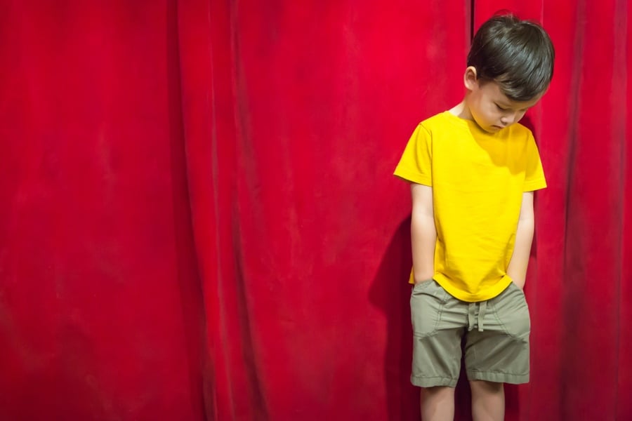 Притеснено момче със селективен мутизъм