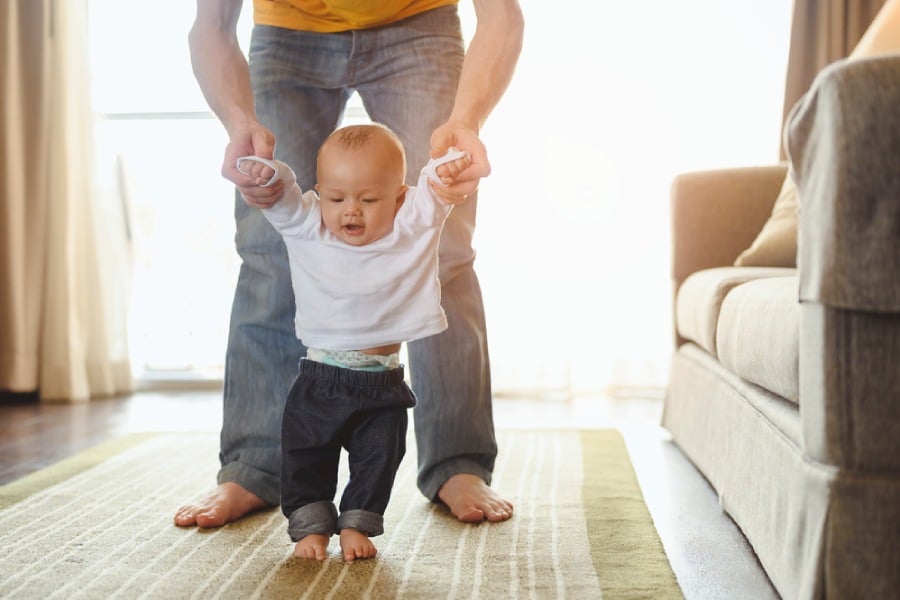 Рефлекси при новородено за ходене.